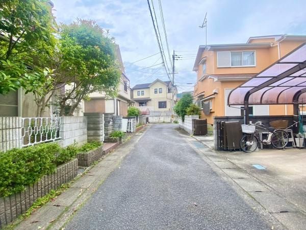 岩出市相谷　中古戸建の前面道路含む現地写真