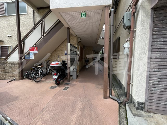昌栄ハイツのエントランス