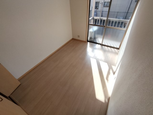 ソレジオ幸子二番館の洋室|明るい洋室です