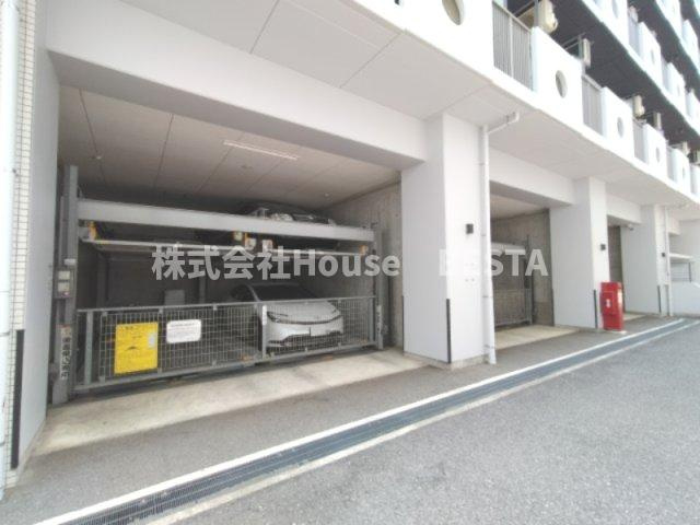 レジディア三宮東の駐車場