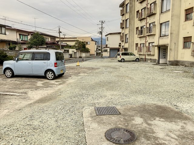 秀山ビルの駐車場