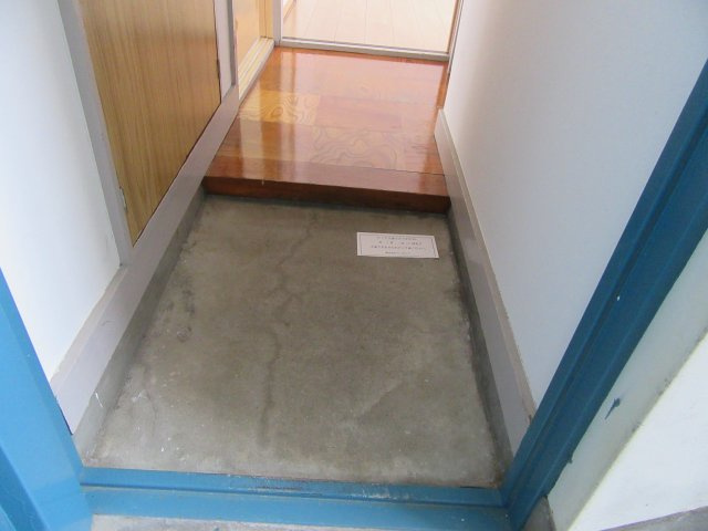 秀山ビルの玄関