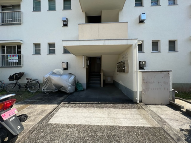 公団狭山住宅16号棟のエントランス