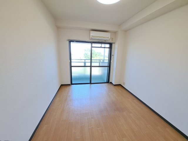 ハイツエリーゼの居間・リビング