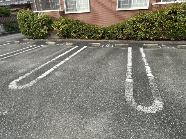 メゾンプラースⅡの駐車場