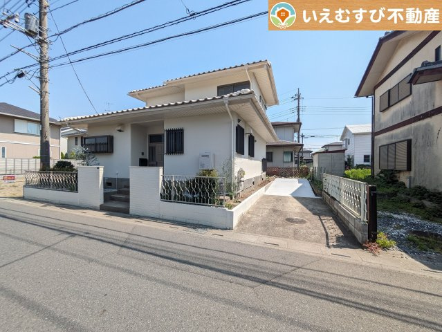 深谷市稲荷町1丁目　中古戸建の駐車場|2台駐車可能なスペース完備
しっかり舗装してある駐車スペースで天気が悪く足元が悪い日でも乗り降りしやすい♪