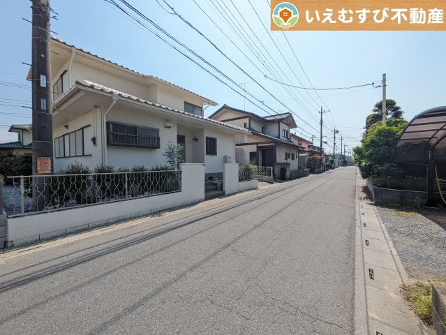 深谷市稲荷町1丁目　中古戸建の前面道路含む現地写真|安心の広々前面道路
広い前面道路はお車の駐車が楽々！すれ違える広さが確保されています♪