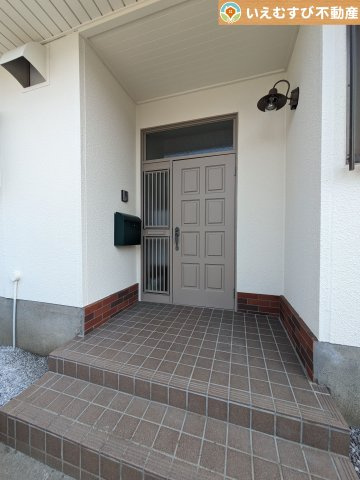 深谷市稲荷町1丁目　中古戸建のエントランス|雨が防げる広々エントランス
駐車場からアクセスの良いエントランス。雨の日や荷物が多くても安心の動線♪