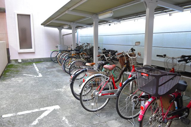 小平市小川町１丁目の中古マンションの駐輪場