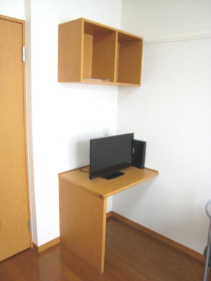 【居間・リビング】 | ベンデュール | 液晶テレビ付き、棚もあるので細かいものなどが収納できます