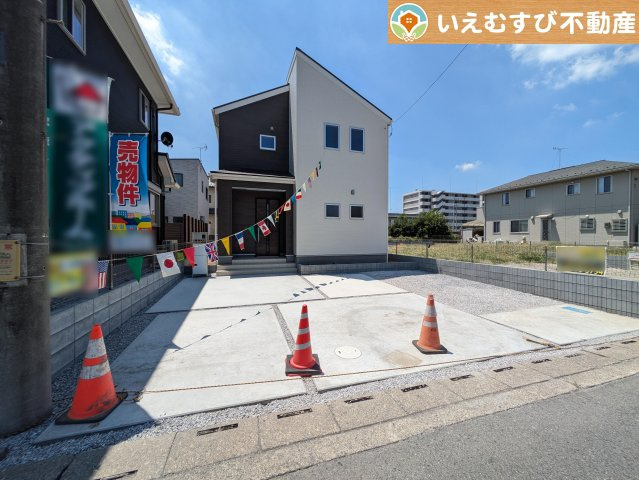 Livele Garden.S　本庄小島１丁目の駐車場|並列3台駐車可能なゆとりのカースペース
複数台車をお持ちでも、お友達が遊びに来てもゆとりの駐車スペース！