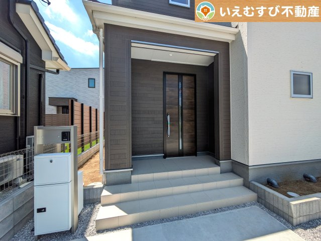 Livele Garden.S　本庄小島１丁目のエントランス|雨が防げる広々エントランス
駐車場からアクセスの良いエントランス。雨の日や荷物が多くても安心の動線♪