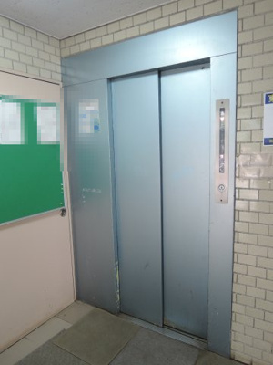 【その他共用部分】 | 東寺尾マンション | お買い物時やベビーカーの出し入れに便利なエレベーター付です。