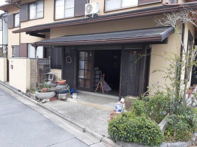 成田東が丘　中古一戸建ての前面道路含む現地写真|前面道路含む現地写真　幅員6ｍ/5ｍ
■物件内覧・資金計画相談・住宅ローン相談、リフォーム相談、お問合せ受付中■
※当日・翌日のご内覧、ご相談はお電話でのお問合せがスムーズです！