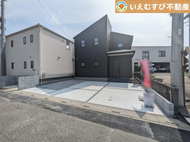 Livele Garden.S　熊谷久下1丁目第2の駐車場|並列3台駐車可能なゆとりのカースペース
複数台車をお持ちでも、お友達が遊びに来てもゆとりの駐車スペース！