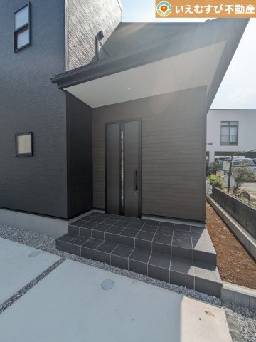 Livele Garden.S　熊谷久下1丁目第2のエントランス|落ち着いた色づかいのエントランス
駐車場からアクセスの良いエントランス。雨の日や荷物が多くても安心の動線♪
