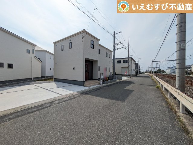 Livele Garden.S　熊谷久下1丁目第2の前面道路含む現地写真|安心の広々6ｍ前面道路
6ｍの前面道路はお車の駐車が楽々！すれ違える広さが確保されています♪