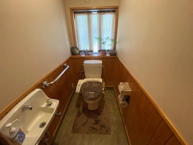 高知市春野町南ヶ丘8丁目　中古戸建てのトイレ