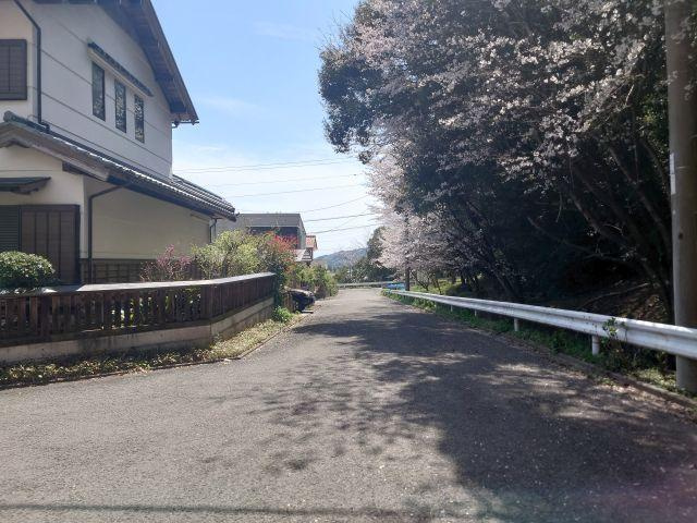 高知市春野町南ヶ丘8丁目　中古戸建ての前面道路含む現地写真