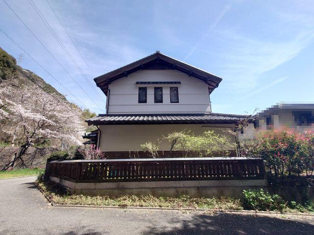 高知市春野町南ヶ丘8丁目　中古戸建ての前面道路含む現地写真