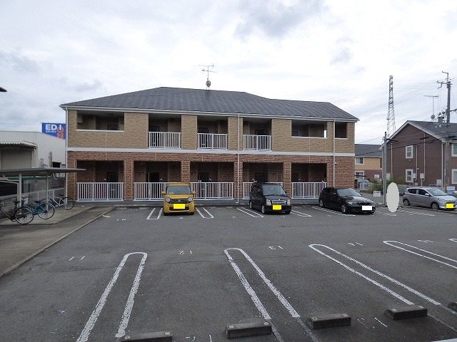 三木市大村のアパートの駐車場