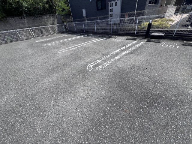 三木市加佐のアパートの駐車場
