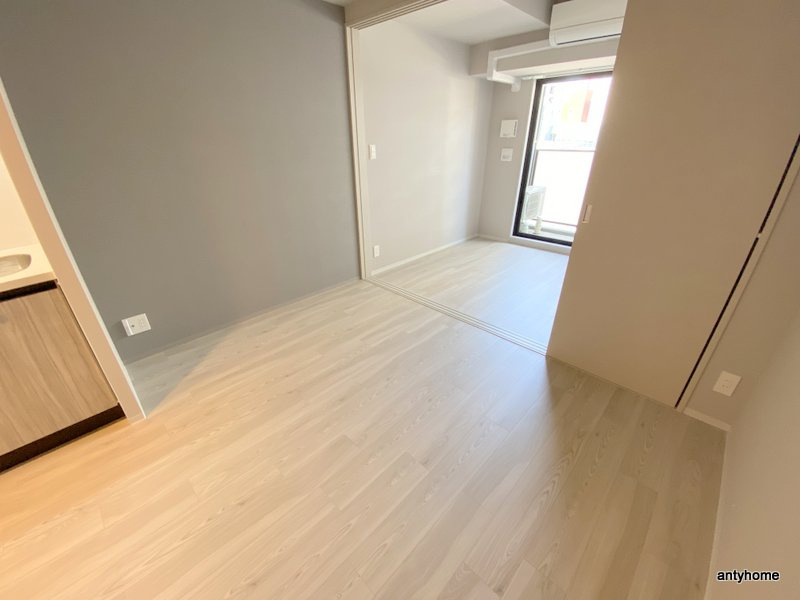Dimora靭公園　仲介手数料無料の居間・リビング