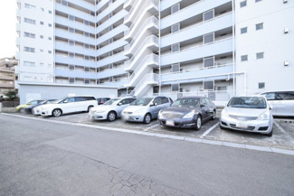 【駐車場】 | マンションの駐車場スペース。空きの有無や駐車料金、サイズ規定などについては、改めてお問い合わせください。～即日のご見学可能～　お問合せはお気軽にどうぞ。