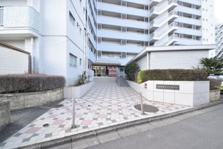 【エントランス】 | マンションの正面エントランス。出入りする人間を癒してくれるマンション入り口であり、その建物の「顔」でもあります。～即日のご見学可能～　お問合せはお気軽にどうぞ。