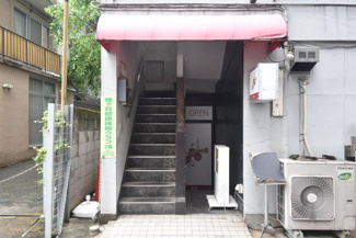 【エントランス】 | マンションの正面エントランス。出入りする人間を迎え入れるマンション入り口であり、その建物の「顔」でもあります。～即日のご見学可能～　お問合せはお気軽にどうぞ。