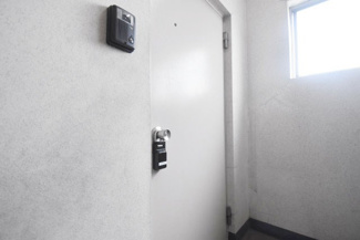 【その他共用部分】 | 皆様をお迎えする、お部屋の玄関ドア。開けやすさや開放角度、ドアノブの操作しやすさや鍵の形状などを、現地で一度ご確認ください。～即日のご見学可能～　お問合せはお気軽にどうぞ。
