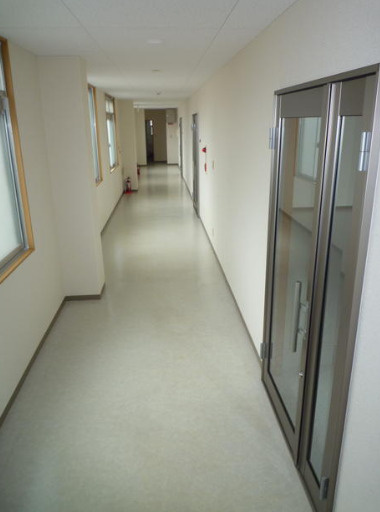 大津市浜大津３丁目の事務所の玄関