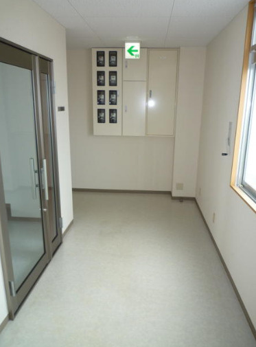 大津市浜大津３丁目の事務所の玄関