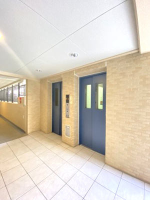 【その他共用部分】 | ヴェレーナ横浜磯子 | お買い物時やベビーカーの出し入れに便利なエレベーター付です。