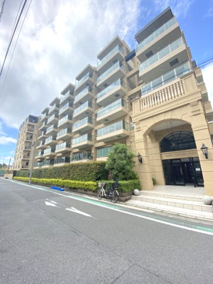 【外観】 | ヴェレーナ横浜磯子 | 総戸数77戸、2010年3月築♪
暖かみを感じさせる色調の外壁、空の青と光りを映すガラスのバルコニーなど、本物の質感と洗練を演出した印象的なファサードデザイン。