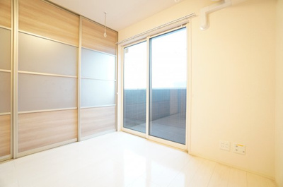 【居間・リビング】 | エヴァーラスティング千葉 | ※同物件・反転タイプの写真です。