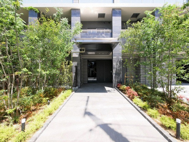 レジュールアッシュOSAKA今里駅前のエントランス