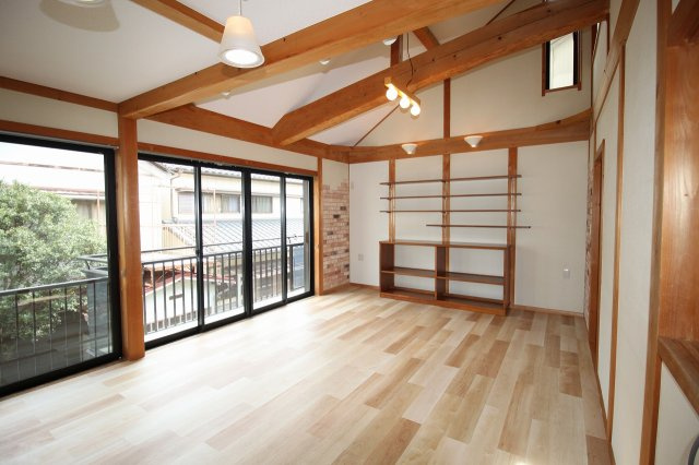 新屋敷　中古戸建　（リフォーム済）の居間・リビング|2Ｆ　ＬＤＫ　18.0帖