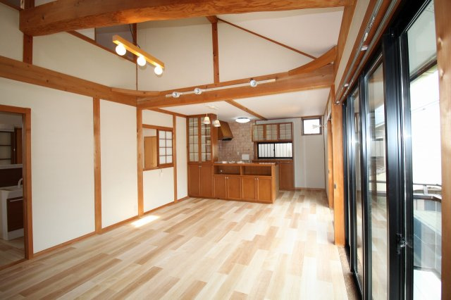 新屋敷　中古戸建　（リフォーム済）の居間・リビング|2Ｆ　ＬＤＫ　18.0帖