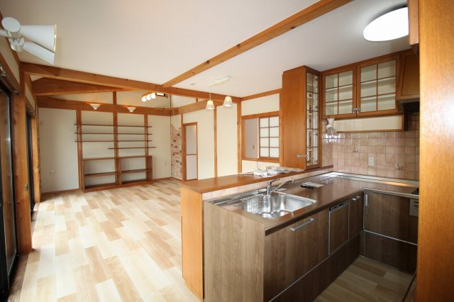 新屋敷　中古戸建　（リフォーム済）の居間・リビング|2Ｆ　ＬＤＫ　18.0帖