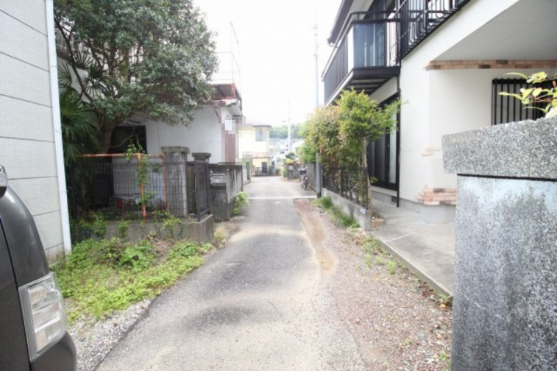 新屋敷　中古戸建　（リフォーム済）の前面道路含む現地写真