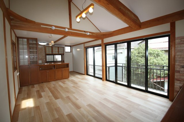 新屋敷　中古戸建　（リフォーム済）の居間・リビング|2Ｆ　ＬＤＫ　18.0帖