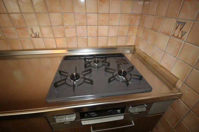 新屋敷　中古戸建　（リフォーム済）のキッチン|3口コンロ
