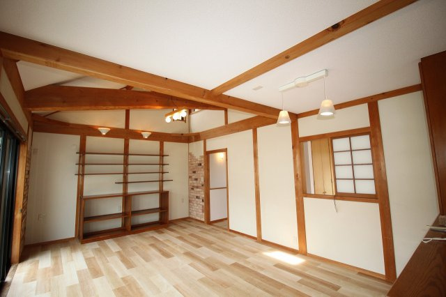 新屋敷　中古戸建　（リフォーム済）の居間・リビング|2Ｆ　ＬＤＫ　18.0帖