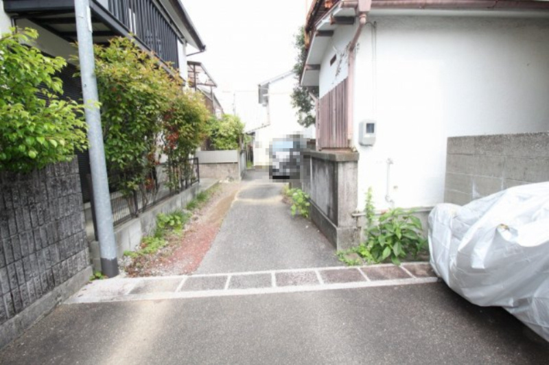新屋敷　中古戸建　（リフォーム済）の前面道路含む現地写真