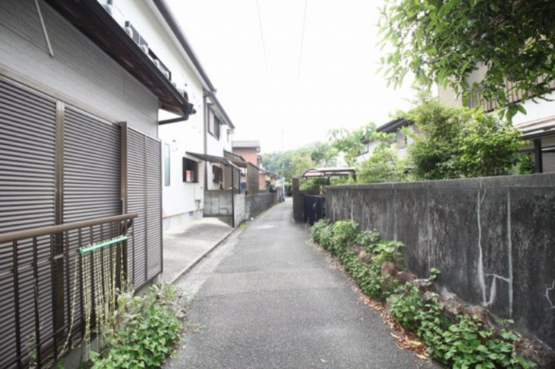 新屋敷　中古戸建　（リフォーム済）の前面道路含む現地写真