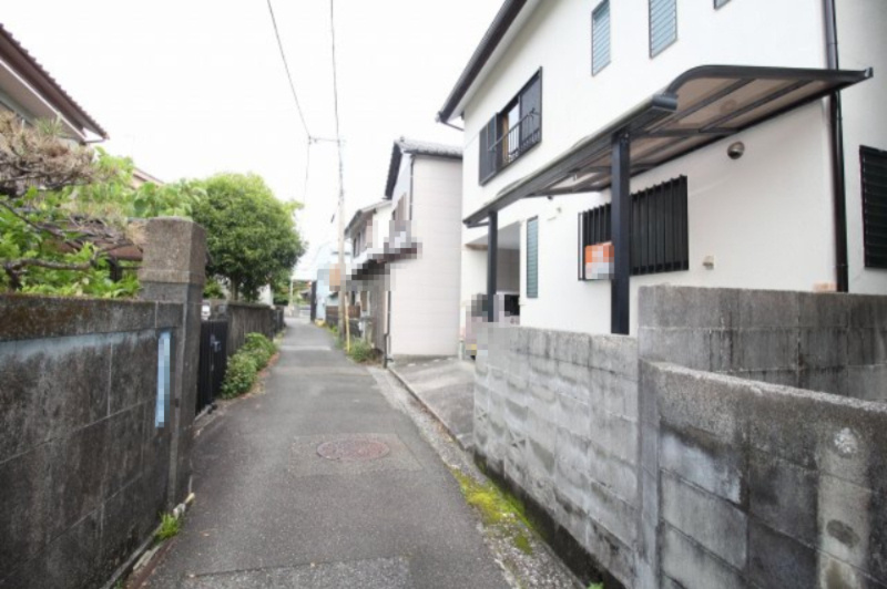 新屋敷　中古戸建　（リフォーム済）の前面道路含む現地写真