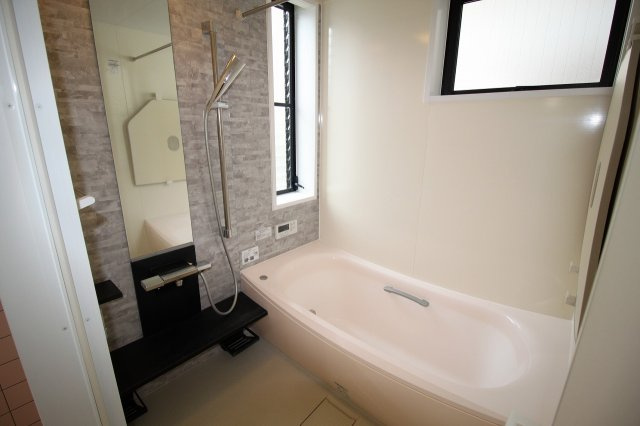 新屋敷　中古戸建　（リフォーム済）の浴室|1Ｆ　新規交換済