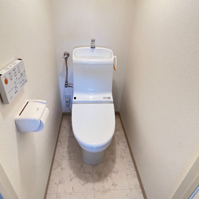 マンションプレビアのトイレ|落ち着いた色調のトイレです