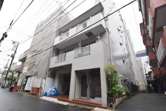 【外観】 | 手入れの行き届いた外壁やエントランスなど、「見ればわかる」レベルで清潔感を保ったマンションです。築年数を感じさせない姿で皆様をお出迎えします。～即日のご見学可能～　お問合せはお気軽にどうぞ。
